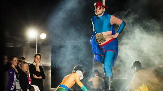 Anmeldelse: Helte på Teatret Svalegangen